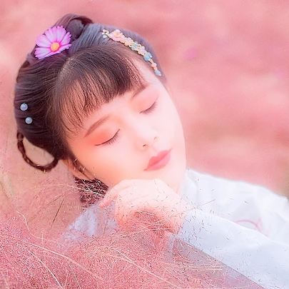 粉色帶團扇女生頭像，唯美古風真人頭像