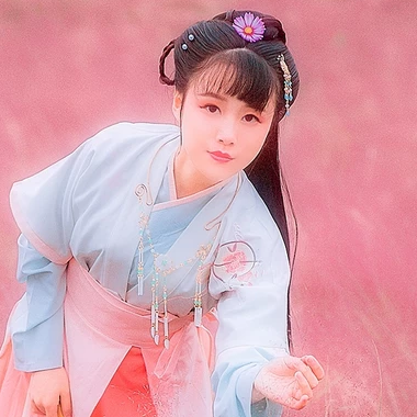 粉色帶團扇女生頭像，唯美古風真人頭像