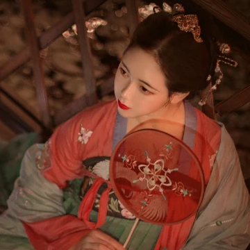 紅紗帶團扇女生頭像，唯美古風(fēng)真人頭像