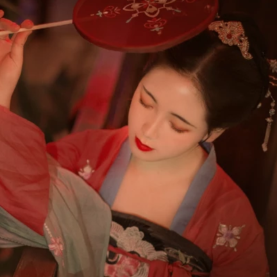 紅紗帶團扇女生頭像，唯美古風(fēng)真人頭像