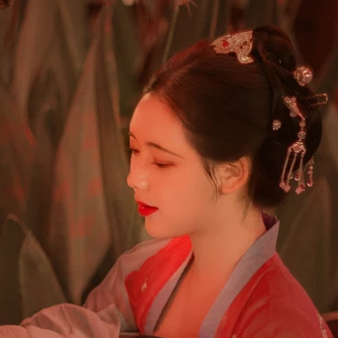 紅紗帶團扇女生頭像，唯美古風(fēng)真人頭像