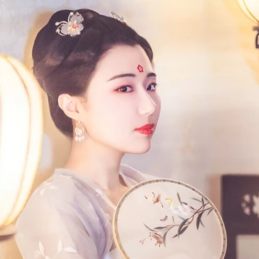 燈下帶團扇女生頭像，唯美古風真人頭像