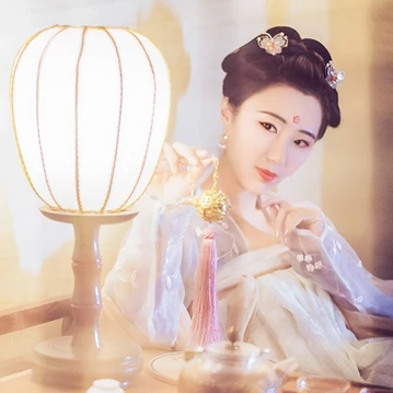 燈下帶團扇女生頭像，唯美古風真人頭像