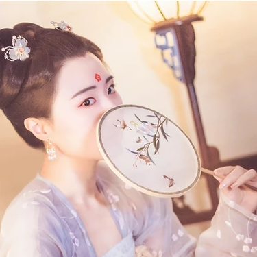 燈下帶團扇女生頭像，唯美古風真人頭像