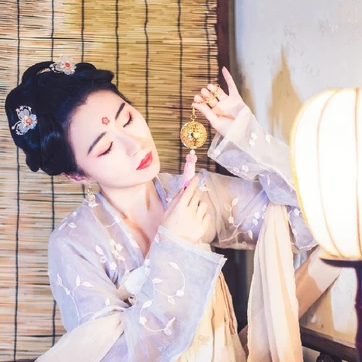 燈下帶團扇女生頭像，唯美古風真人頭像