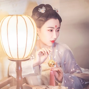 燈下帶團扇女生頭像，唯美古風真人頭像