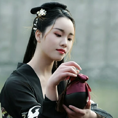 霸氣喝酒帶兵器女生頭像，唯美古風(fēng)真人頭像