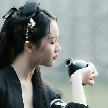 霸氣喝酒帶兵器女生頭像，唯美古風(fēng)真人頭像