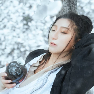 雪地霸氣喝酒女生頭像，唯美古風真人頭像