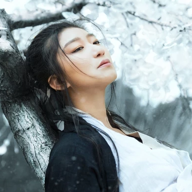 雪地霸氣喝酒女生頭像，唯美古風真人頭像