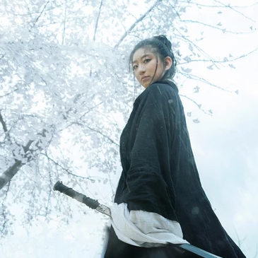 雪地霸氣喝酒女生頭像，唯美古風真人頭像