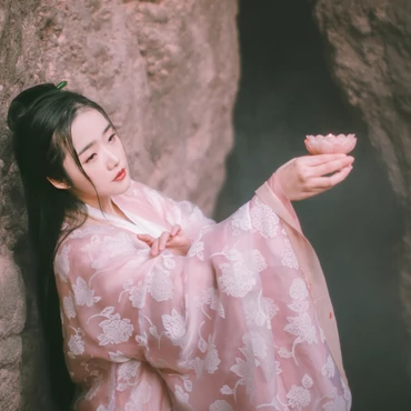 粉衣蓮燈女生頭像，唯美古風(fēng)真人頭像