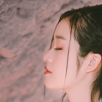 粉衣蓮燈女生頭像，唯美古風(fēng)真人頭像