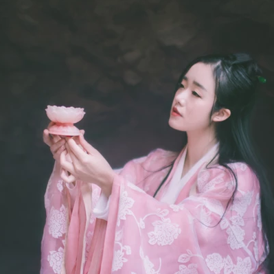 粉衣蓮燈女生頭像，唯美古風(fēng)真人頭像