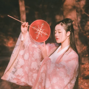 粉衣蓮燈女生頭像，唯美古風(fēng)真人頭像