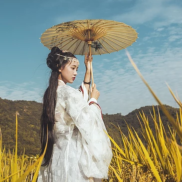 稻田飄香帶傘女生頭像，唯美古風真人頭像