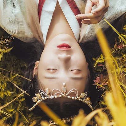 稻田飄香帶傘女生頭像，唯美古風真人頭像