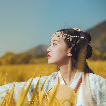 稻田飄香帶傘女生頭像，唯美古風真人頭像
