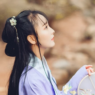 高貴優(yōu)雅紫衣帶團(tuán)扇女生頭像，唯美古風(fēng)真人頭
