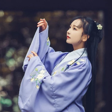 高貴優(yōu)雅紫衣帶團(tuán)扇女生頭像，唯美古風(fēng)真人頭
