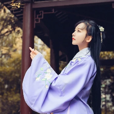 高貴優(yōu)雅紫衣帶團(tuán)扇女生頭像，唯美古風(fēng)真人頭