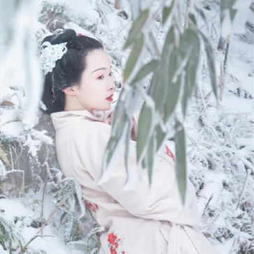 梅花雪紅衣女生頭像，唯美古風(fēng)真人頭像