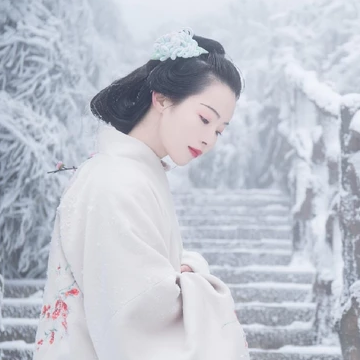 梅花雪紅衣女生頭像，唯美古風(fēng)真人頭像