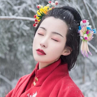 梅花雪紅衣女生頭像，唯美古風(fēng)真人頭像
