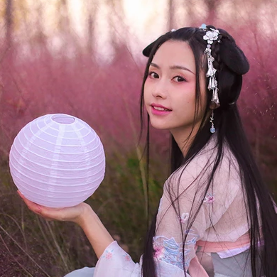 唯美古風(fēng)真人頭像:粉嫩帶燈女生頭像