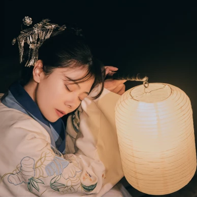 唯美古風(fēng)真人頭像:夜晚提燈女生頭像