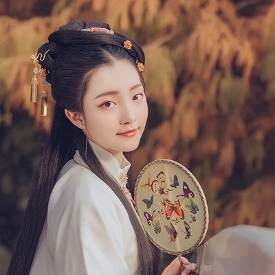 秋葉帶團(tuán)扇女生頭像，唯美古風(fēng)真人頭像