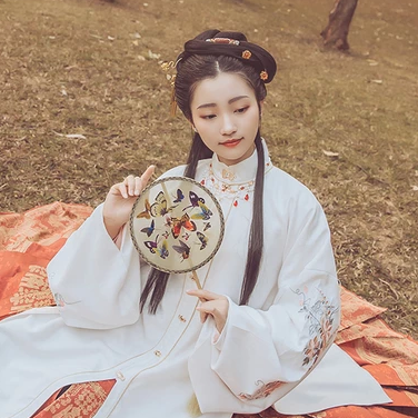 秋葉帶團(tuán)扇女生頭像，唯美古風(fēng)真人頭像