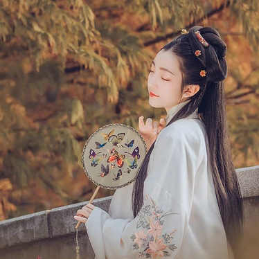 秋葉帶團(tuán)扇女生頭像，唯美古風(fēng)真人頭像