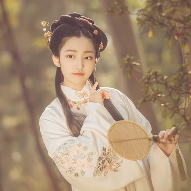 秋葉帶團(tuán)扇女生頭像，唯美古風(fēng)真人頭像