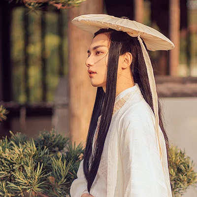 瀟灑喝酒白衣翩翩男生頭像，唯美古風(fēng)真人頭像