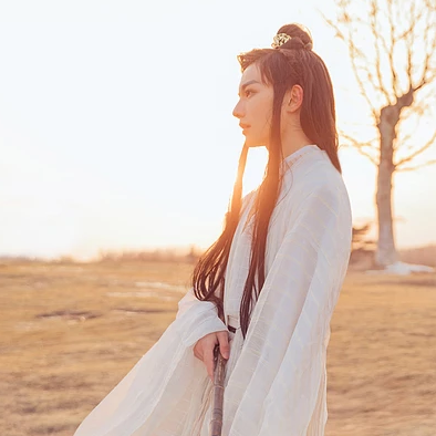 瀟灑喝酒白衣翩翩男生頭像，唯美古風(fēng)真人頭像