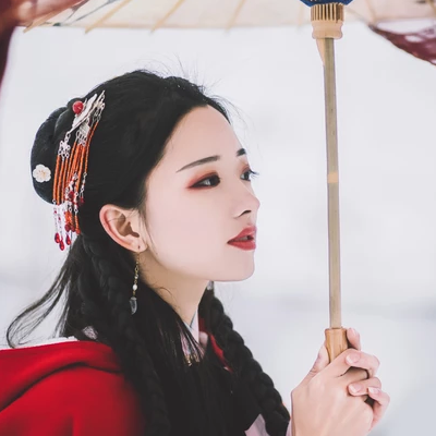 初雪紅披風帶傘女生頭像，唯美古風真人頭像