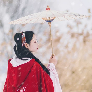 初雪紅披風帶傘女生頭像，唯美古風真人頭像