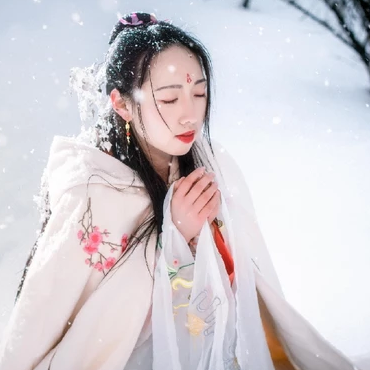 雪地帶披風(fēng)女生頭像，唯美古風(fēng)真人頭像