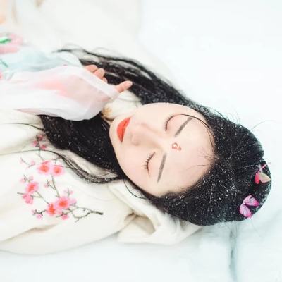 雪地帶披風(fēng)女生頭像，唯美古風(fēng)真人頭像