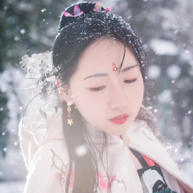 雪地帶披風(fēng)女生頭像，唯美古風(fēng)真人頭像