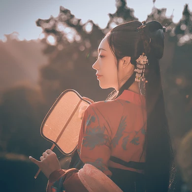 嬌艷紅衣帶傘生頭像，唯美古風(fēng)真人頭像