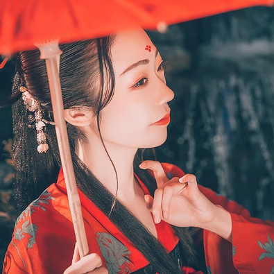 嬌艷紅衣帶傘生頭像，唯美古風(fēng)真人頭像