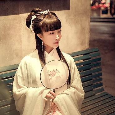 素雅帶團(tuán)扇生頭像，唯美古風(fēng)真人頭像
