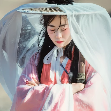 文藝俠客帶兵器女生頭像，唯美古風(fēng)真人頭像