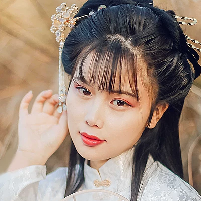秋落意境帶團扇女生頭像，唯美古風真人頭像