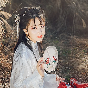 秋落意境帶團扇女生頭像，唯美古風真人頭像