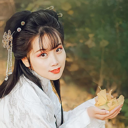 秋落意境帶團扇女生頭像，唯美古風真人頭像