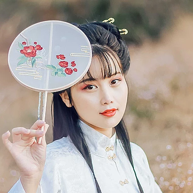 秋落意境帶團扇女生頭像，唯美古風真人頭像