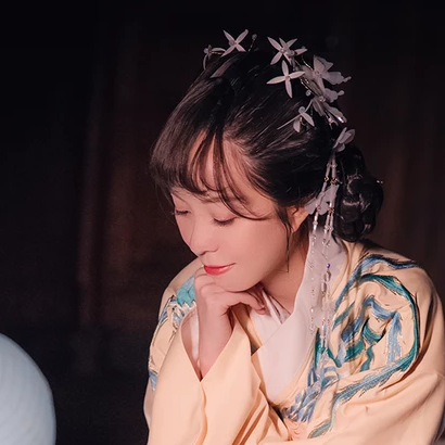 月夜帶團(tuán)扇女生頭像，唯美古風(fēng)真人頭像